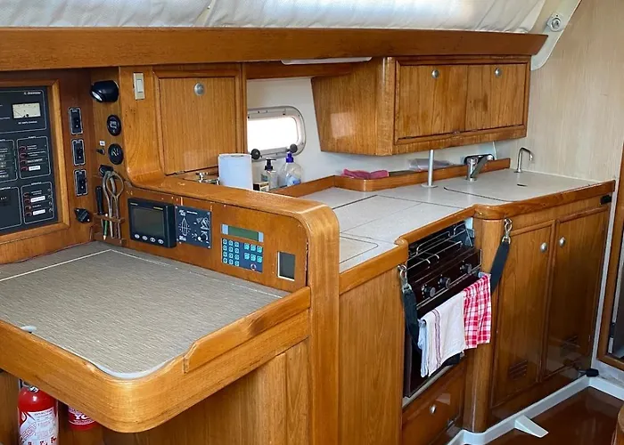 Voilier 36 Pieds A Au Mole Saint Louis Face Au Mont Saint Clair Sète