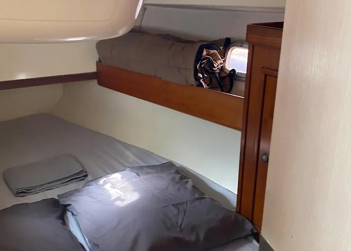 Botel Voilier 36 Pieds A Au Mole Saint Louis Face Au Mont Saint Clair *